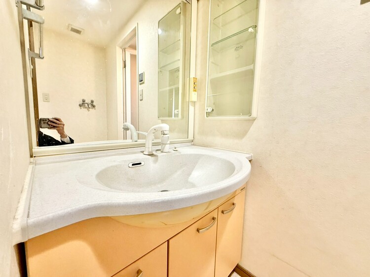 その他 清潔感を感じられる洗面化粧台。