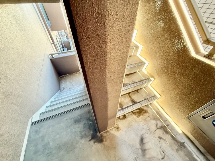 その他 共用部の階段です。明るく清潔に管理されています。