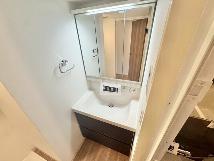 その他 清潔感を感じられる洗面化粧台。