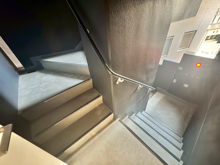 その他 共用部の階段です。明るく清潔に管理されています。