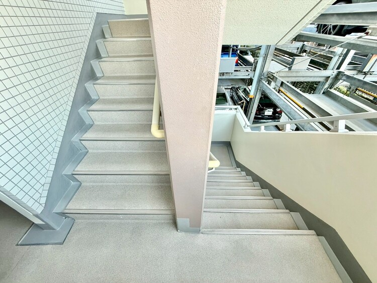 その他 共用部の階段です。明るく清潔に管理されています。