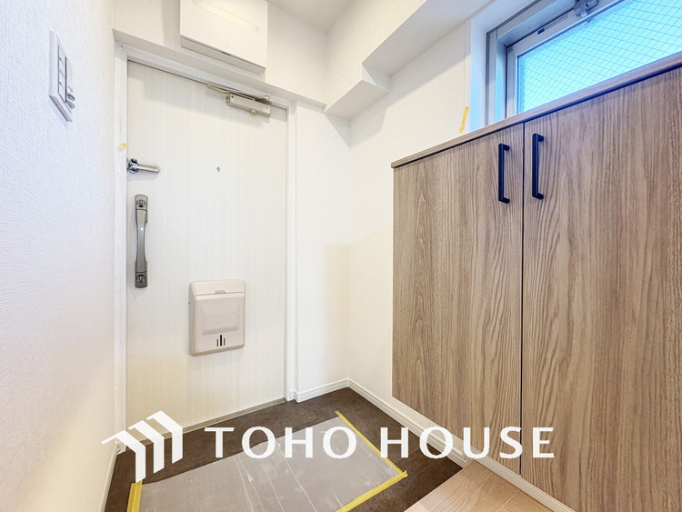 玄関 飾り過ぎないシンプルな内装の玄関