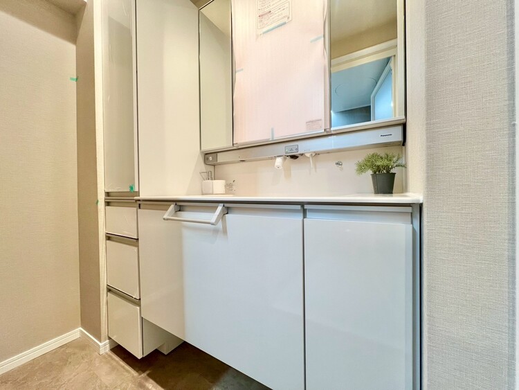 その他 清潔感を感じられる洗面化粧台。