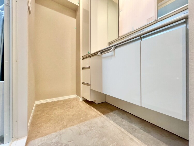 その他 十分な広さの脱衣所。