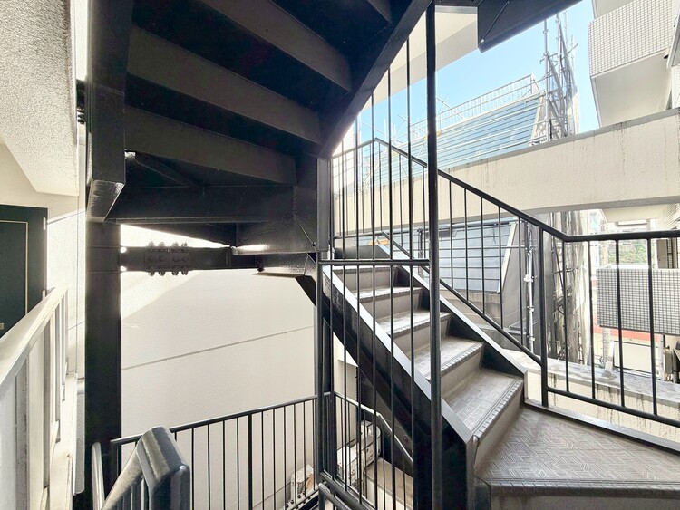 その他 共用部の階段です。明るく清潔に管理されています。