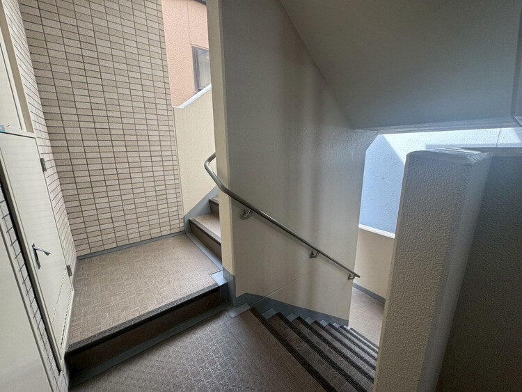 その他 共用部の階段です。明るく清潔に管理されています。