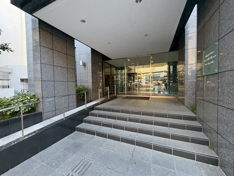 その他 共用部の階段です。明るく清潔に管理されています。