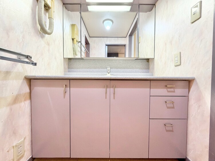 その他 清潔感を感じられる洗面化粧台。