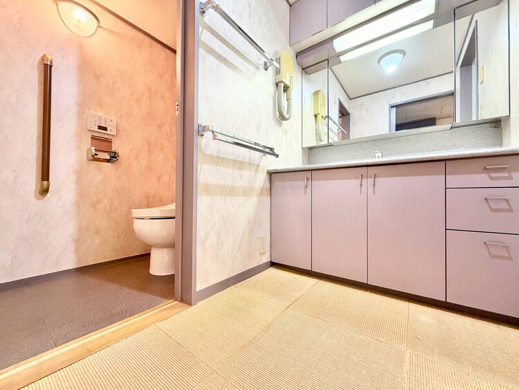 その他 十分な広さの脱衣所。