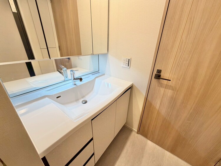 その他 清潔感を感じられる洗面化粧台。