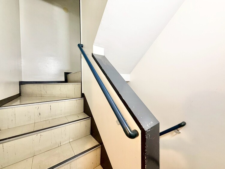 その他 共用部の階段です。明るく清潔に管理されています。