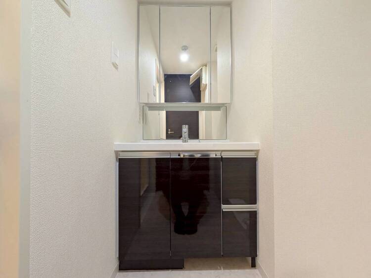 その他 清潔感を感じられる洗面化粧台。