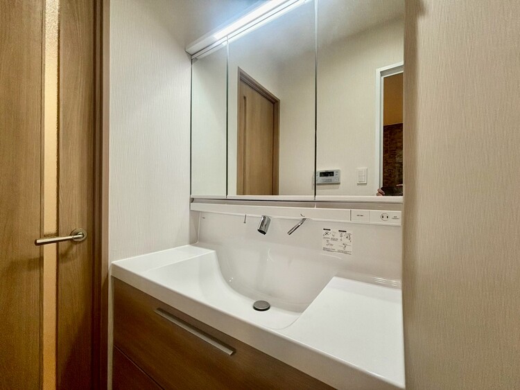 その他 清潔感を感じられる洗面化粧台。