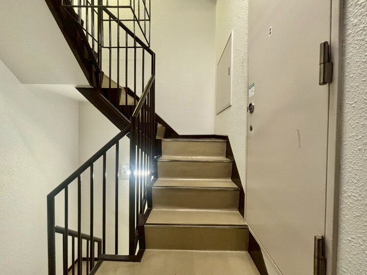 その他 共用部の階段です。明るく清潔に管理されています。