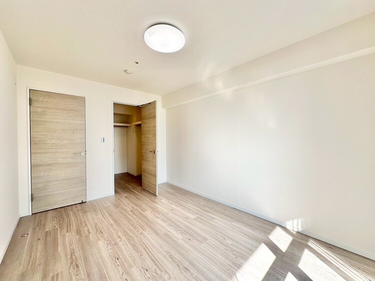 寝室 ベッドも十分に設置するスペースがあります。