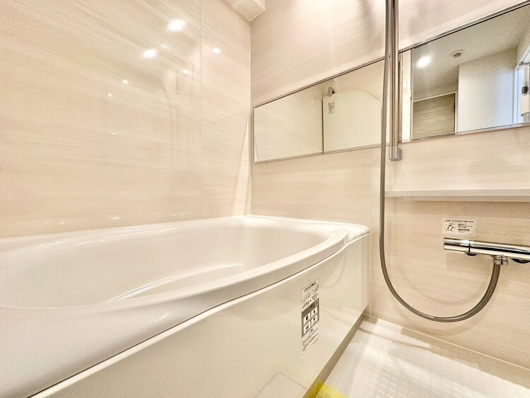 風呂 一日の疲れを癒すバスルームは、心地よいリラックスを叶える清潔感溢れる空間です。