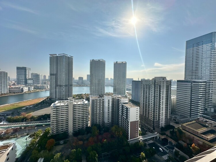 バルコニー 窓を開けると広がる青空。心をリフレッシュして日々を過ごしていきましょう。