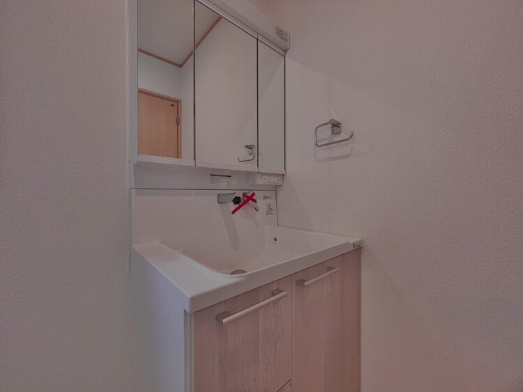 その他 清潔感を感じられる洗面化粧台。