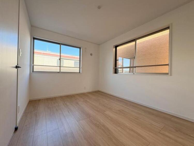 内装 ●〇採光、通風が心地よいお部屋です。お子様部屋にも、お父さんの書斎にも、どんな目的でも心地よくお使いいただけるようなデザインになっている為、家族構成の変化にも柔軟に対応できる居室となっております　〇● 