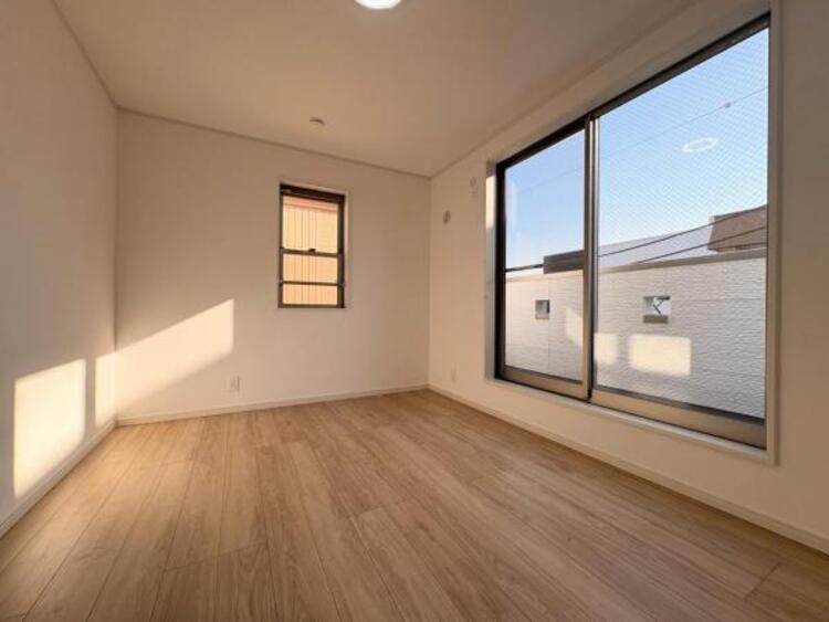 内装 ●〇全居室にクローゼットを完備！普段使いのお洋服や小物はもちろん、季節物のお洋服などもしっかりと整理整頓おしまい頂けます。整理整頓は床に物を置かない所から。居室空間をより広く隅々まで使用できます　〇● 