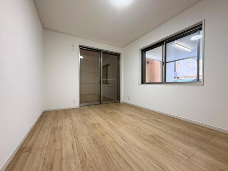 内装 ●〇バルコニーに大きく面した掃出し窓から光が降りそそぐ開放的な居室です。大きな窓からは、太陽の光はもちろん、爽やかな風が部屋一面に吹き抜けます。部屋のこもったニオイもすぐに換気することが出来ます　〇● 