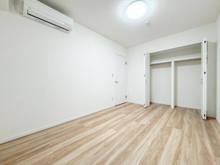 内装 採光を確保した明るい室内は風通しも良く穏やかな時が流れます！様々な生活スタイルにも対応可能な間取り。採光もアクセントの一つとして。この明るい好みの空間で読書をしたり、音楽を聞いたりと一人の時間も充実！