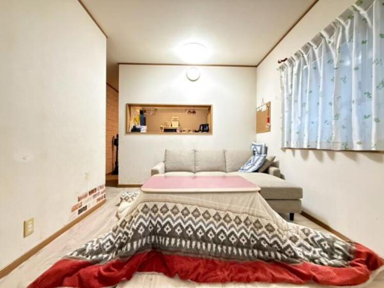 居間 窓を開けると爽やかな風が吹き抜けます