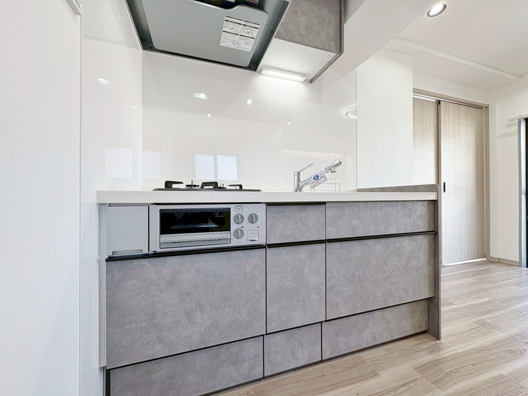 キッチン スマートな意匠と充実の機能を備えたキッチンが、暮らしにおいしい彩りを添えます。