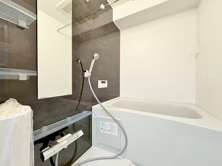 風呂 一日の疲れを癒すバスルームは、心地よいリラックスを叶える清潔感溢れる空間です。