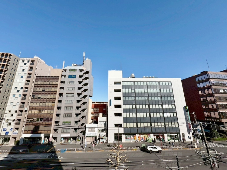 バルコニー 窓を開けると広がる青空。心をリフレッシュして日々を過ごしていきましょう。