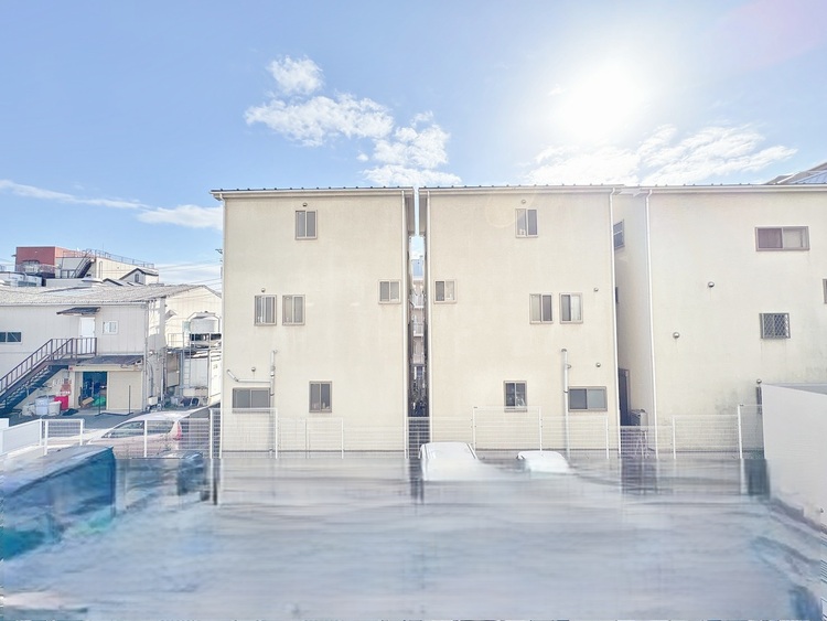 バルコニー 窓を開けると広がる青空。心をリフレッシュして日々を過ごしていきましょう。