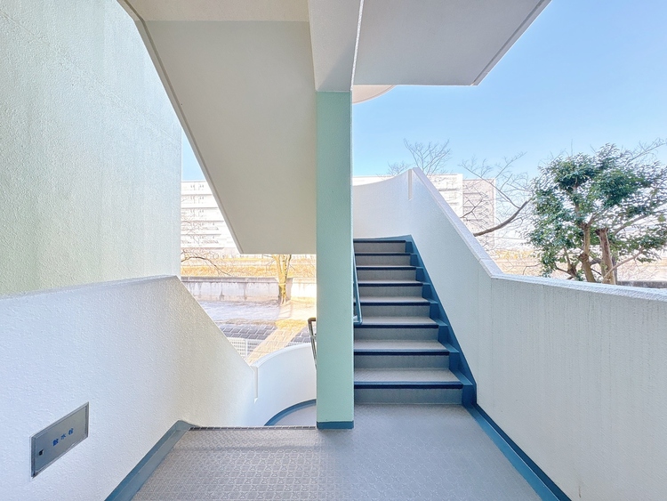 その他 落ち着いた雰囲気の階段。手すりも常設しているので、ゆったりお使いになれます。