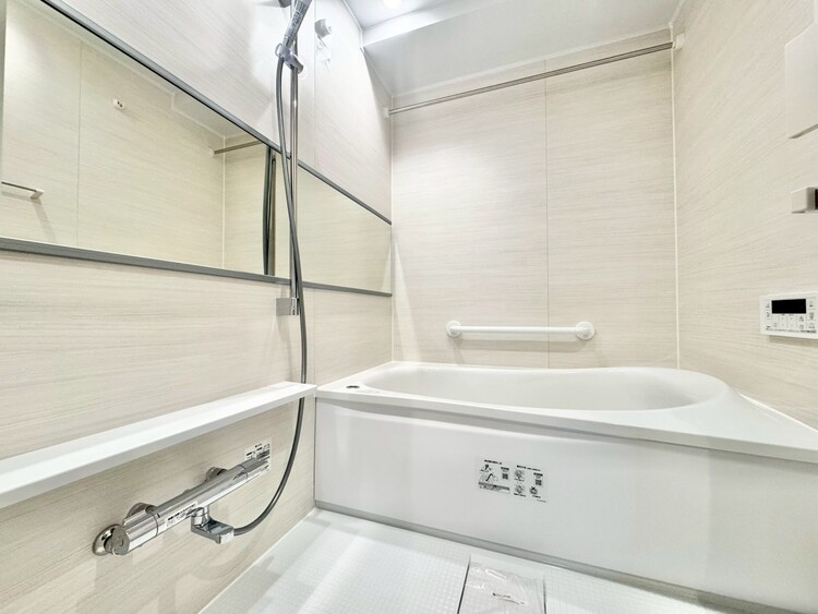 風呂 一日の疲れを癒すバスルームは、心地よいリラックスを叶える清潔感溢れる空間です。