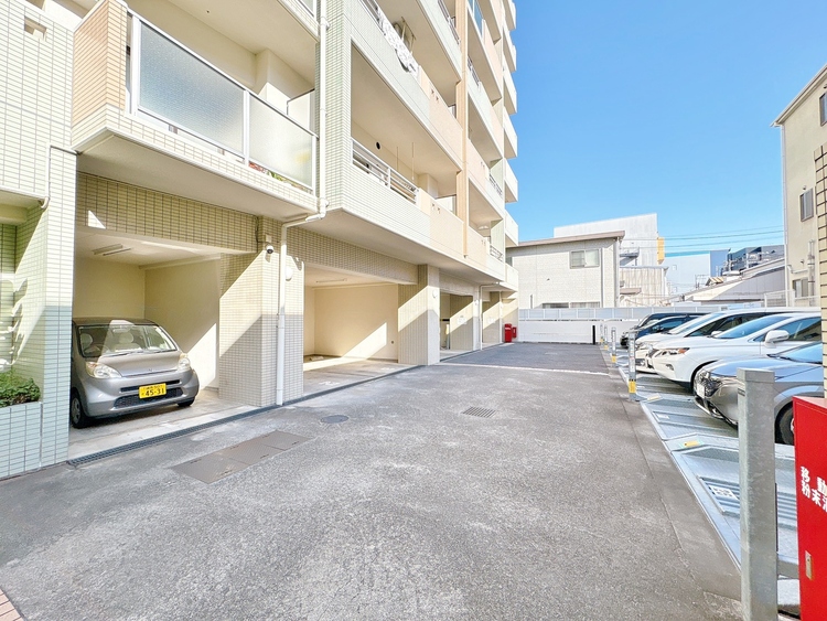 駐車場 本物件の駐車スペースです。車種制限のある場合もございますので、お気軽にお問い合わせくださいませ。