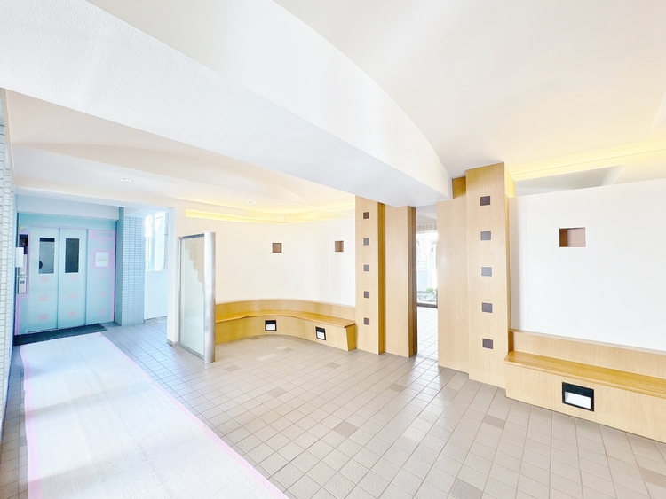 エントランス エントランス内部は、管理が行き届き清潔な共有スペースとなっています。