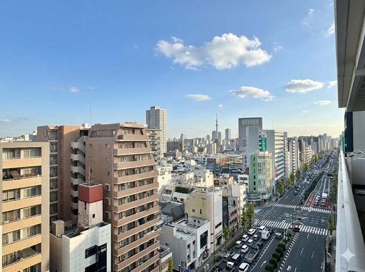 バルコニー 窓を開けると広がる青空。心をリフレッシュして日々を過ごしていきましょう。