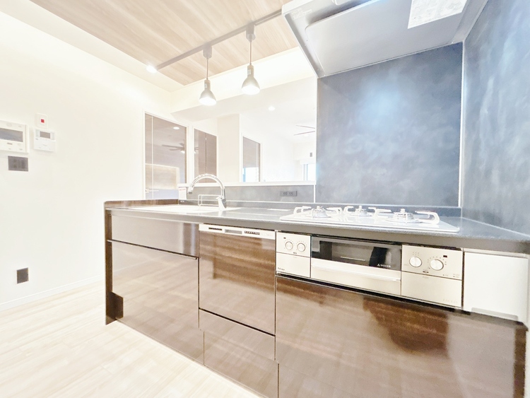 キッチン スマートな意匠と充実の機能を備えたキッチンが、暮らしにおいしい彩りを添えます。