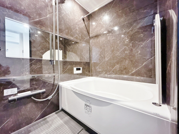 風呂 一日の疲れを癒すバスルームは、心地よいリラックスを叶える清潔感溢れる空間です。