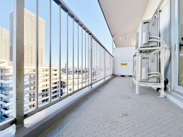 バルコニー 暮らしの中で、光と風を演出してくれるバルコニー。