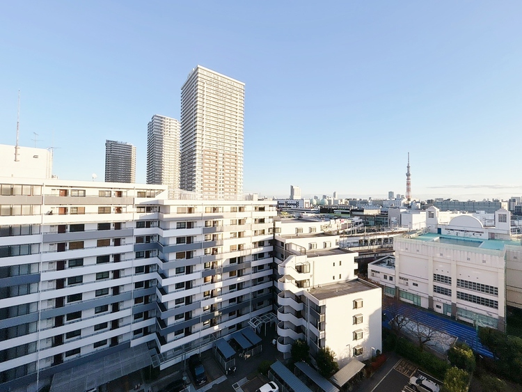 バルコニー 窓を開けると広がる青空。心をリフレッシュして日々を過ごしていきましょう。