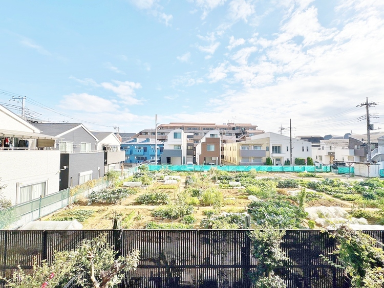 バルコニー 窓を開けると広がる青空。心をリフレッシュして日々を過ごしていきましょう。