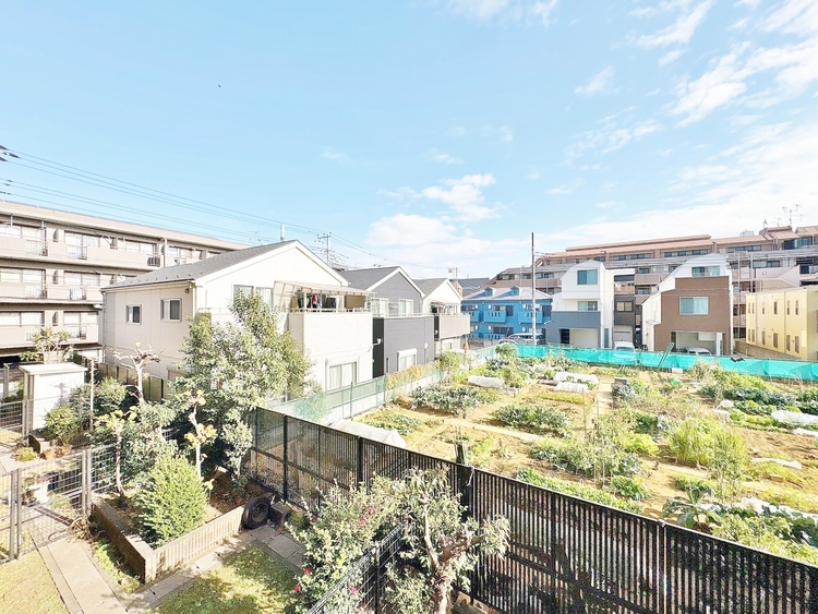 バルコニー 頬をなでる、優しい風を感じることが出来ます。