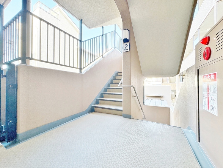 その他 落ち着いた雰囲気の階段。手すりも常設しているので、ゆったりお使いになれます。