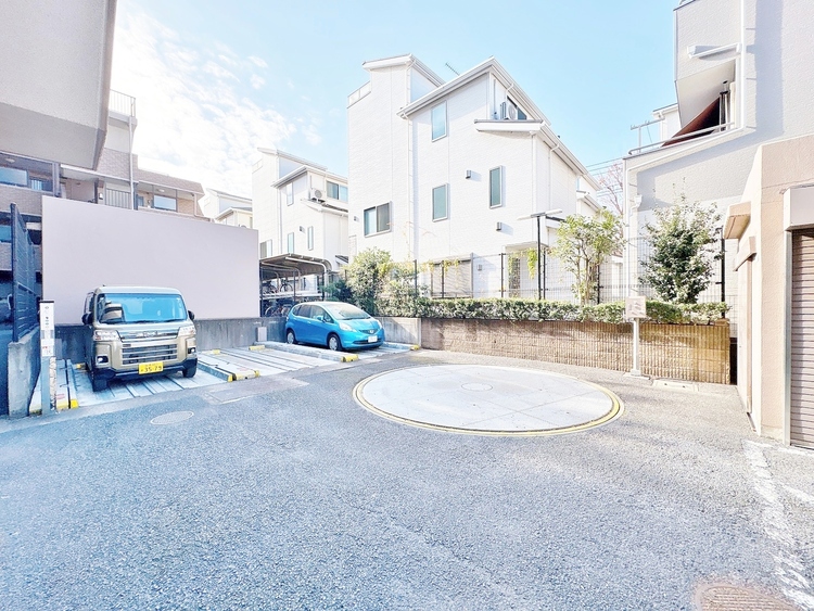 駐車場 本物件の駐車スペースです。車種制限のある場合もございますので、お気軽にお問い合わせくださいませ。