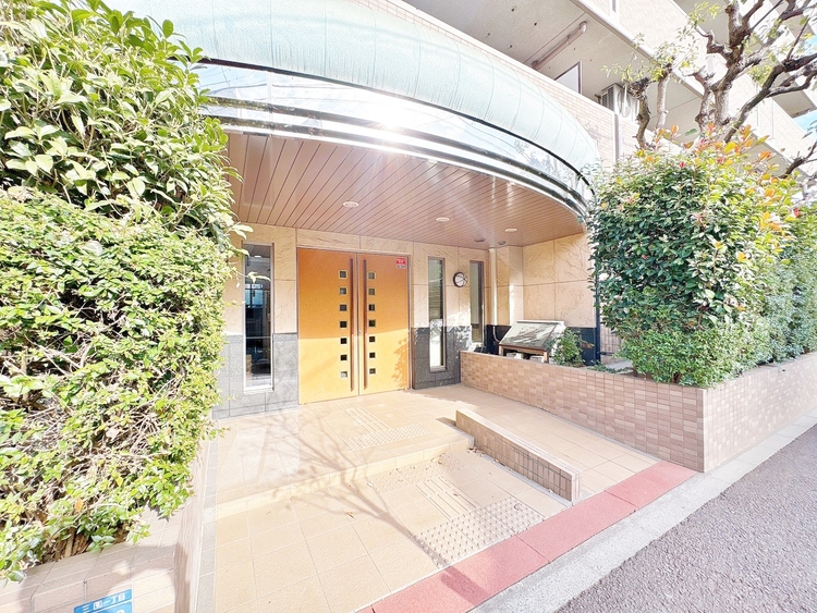 エントランス 外と内をつなぐエントランスは、まさに顔となる場所。