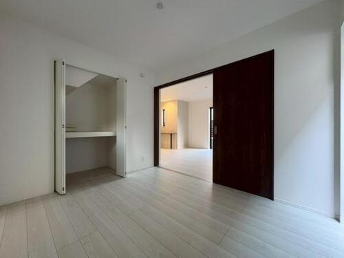 「田奈」駅　歩10分　横浜市青葉区榎が丘　住宅性能評価取得の耐震構造！　LDK18.3帖♪　WIC・パントリー♪　スタディカウンター♪　前面道路6ｍ以上♪の物件画像