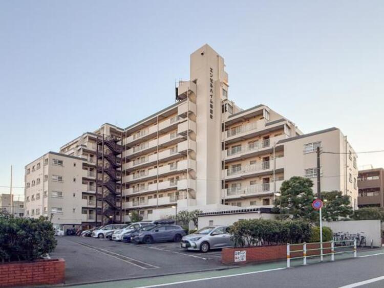 外観 場所によって暖かい日差しの入り方・見え方も違うお住まい。実際の日当たりや現地の雰囲気もご確認ください。