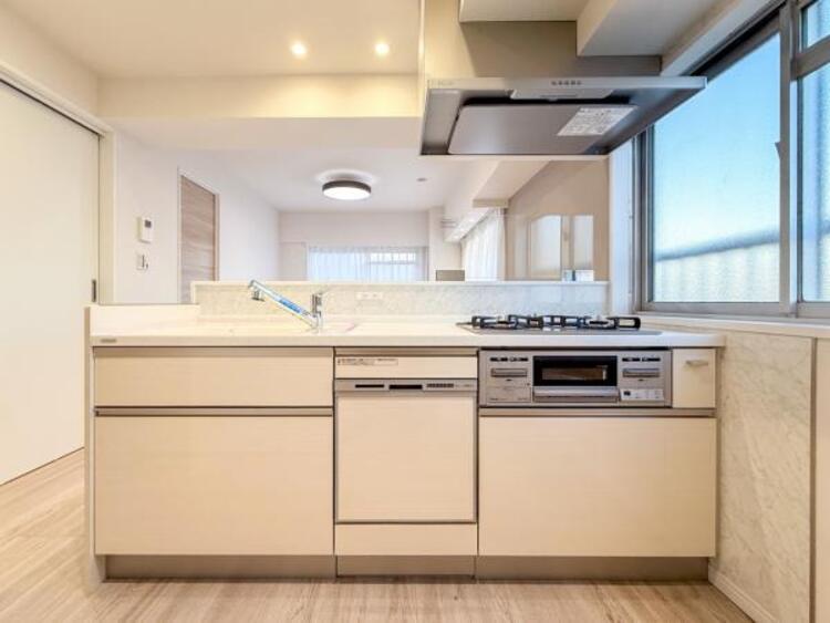 キッチン リビング全体が見渡せる対面式システムキッチン。食洗器、浄水器付きです。