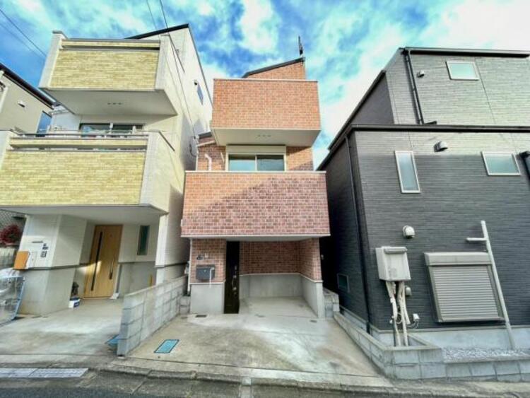 外観 天気の良い空、緑と好相性。そのスマートな佇まいについ足を止めてしまいそうになります。