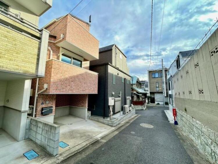 外観 前面道路は車通りの少ない道です。小さなお子様も安心してお過ごしいただけます。